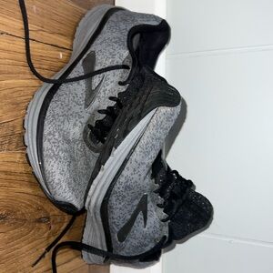 Lightly Worn Mens 8.5 Brooks Sneakers.